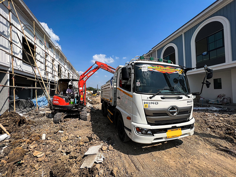 รถแบคโฮเล็กเข้างานโครงการทาวน์โฮม - บริษัท ส.พันล้าน การโยธาและขนส่ง จำกัด