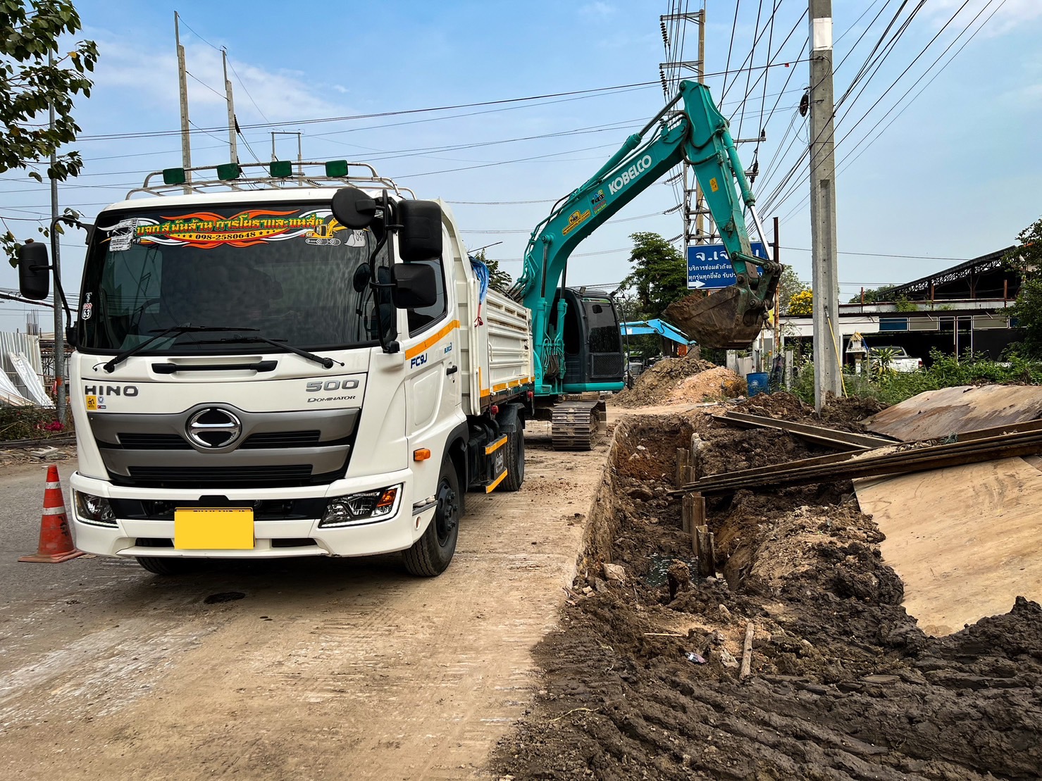 งานขุดพร้อมรถบรรทุกขนดินออกจากพื้นที่ - บริษัท ส.พันล้าน การโยธาและขนส่ง จำกัด