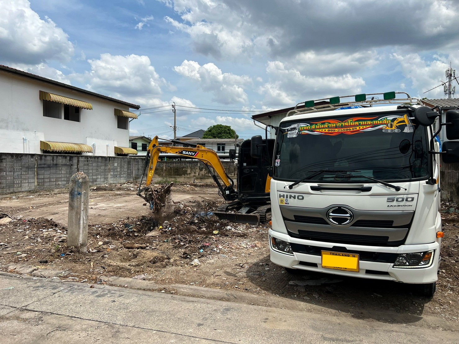 งานขุดปรับพื้นที่ในโครงการทาวน์โฮม - บริษัท ส.พันล้าน การโยธาและขนส่ง จำกัด
