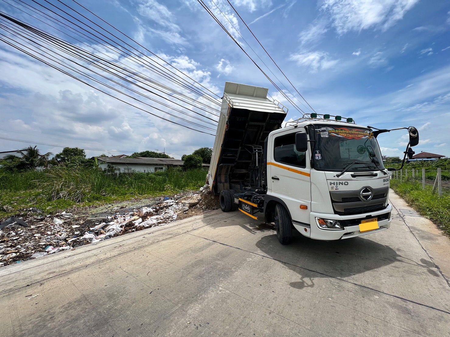 รถดั้มพ์ลงวัสดุถมหน้างาน - บริษัท ส.พันล้าน การโยธาและขนส่ง จำกัด