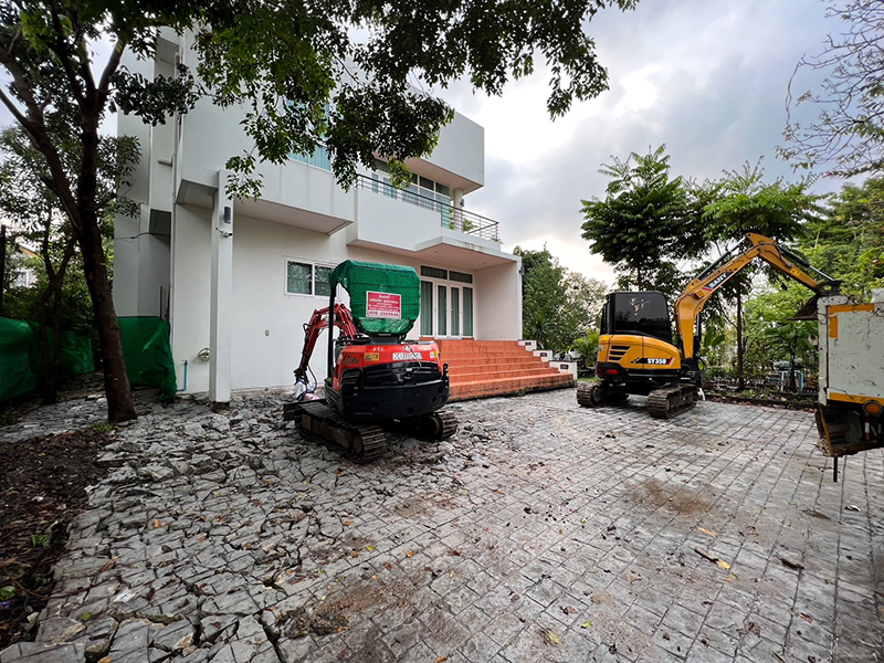 เครื่องจักรเข้างานปรับปรุงลานอาคาร - บริษัท ส.พันล้าน การโยธาและขนส่ง จำกัด