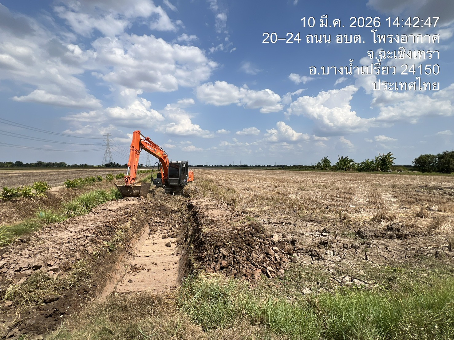 ขุดร่องระบายน้ำในแปลงที่ดิน - บริษัท ส.พันล้าน การโยธาและขนส่ง จำกัด