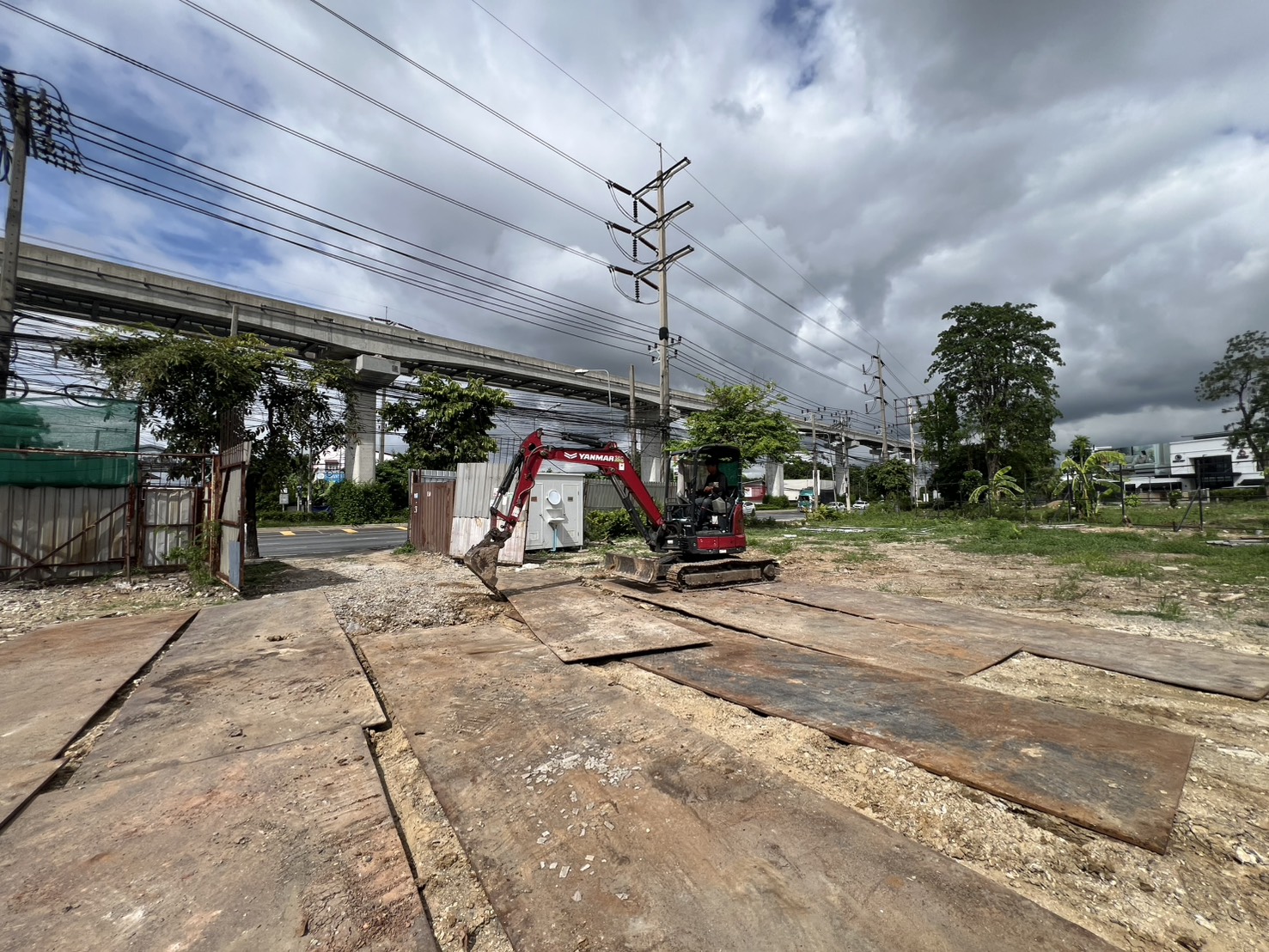 รถแบคโฮเล็กปรับหน้าดิน - บริษัท ส.พันล้าน การโยธาและขนส่ง จำกัด