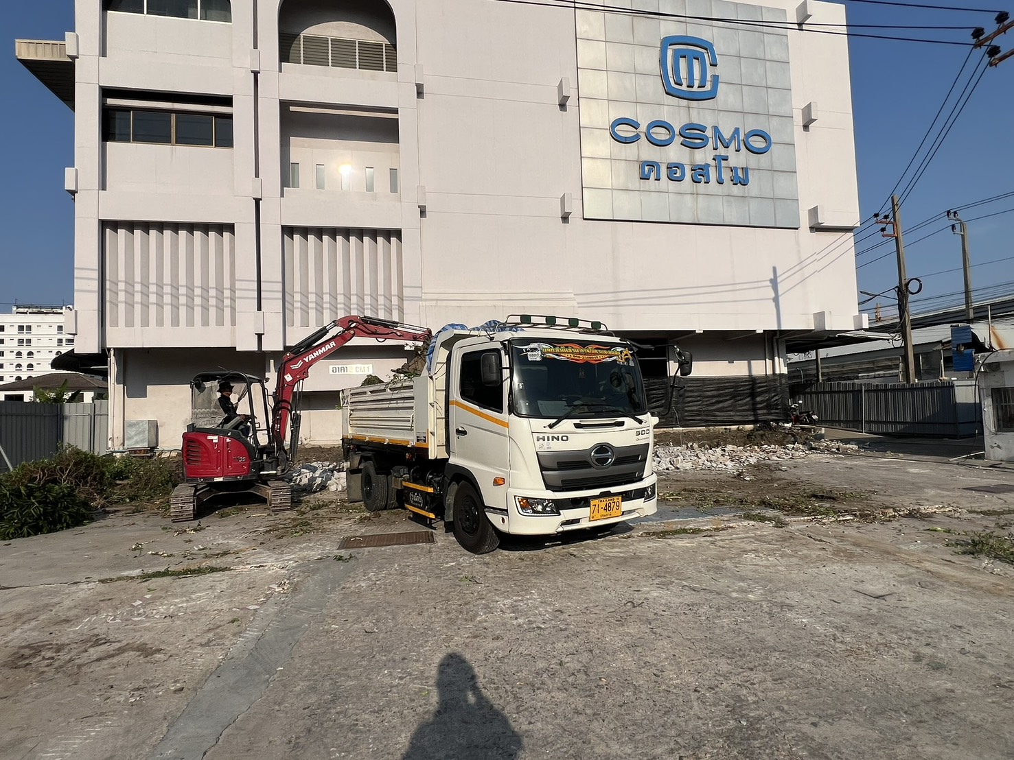 รถบรรทุกติดเครนเข้ารับงานหน้าอาคาร