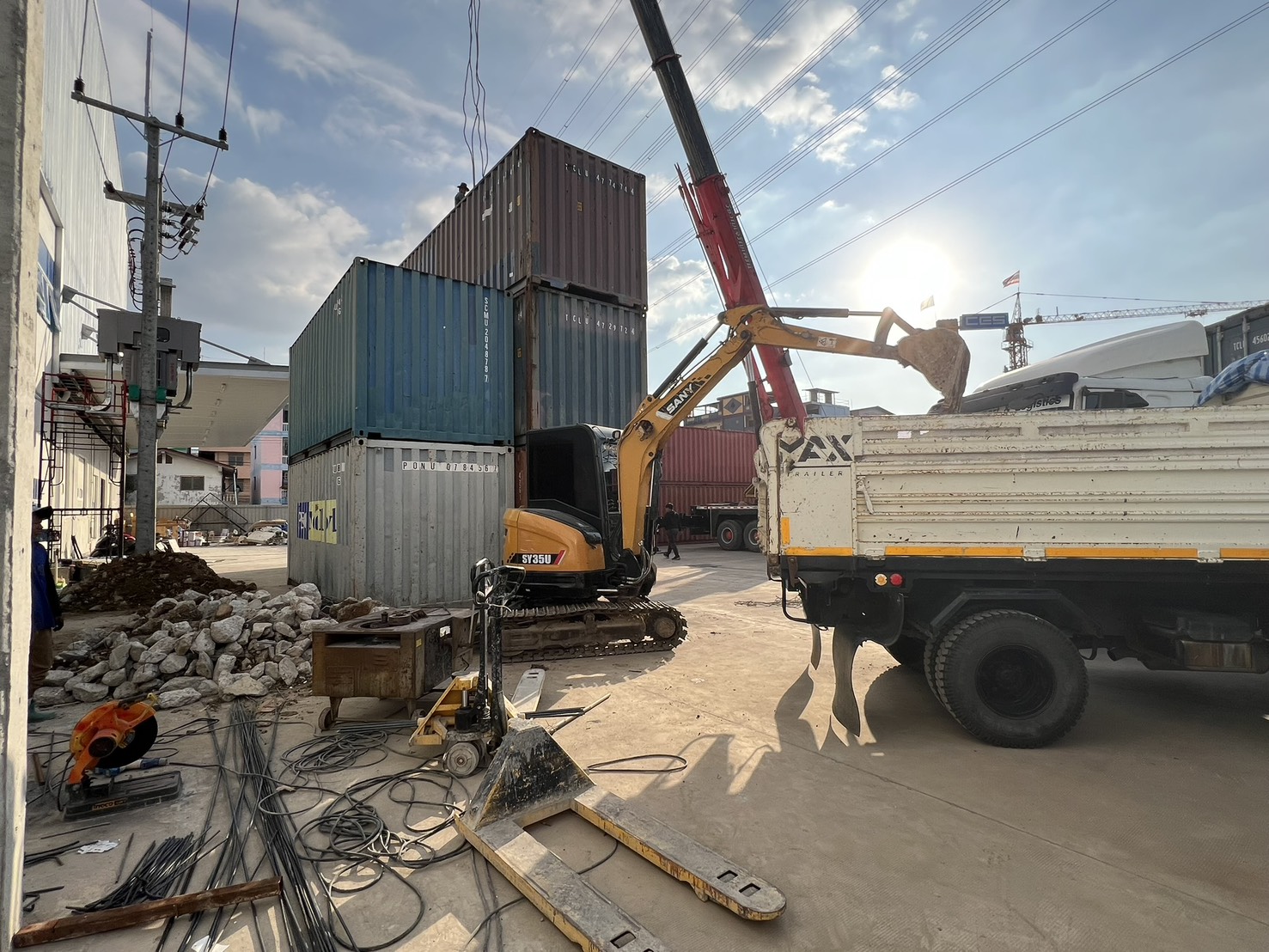 ขนย้ายวัสดุหน้าลานคอนเทนเนอร์ - บริษัท ส.พันล้าน การโยธาและขนส่ง จำกัด