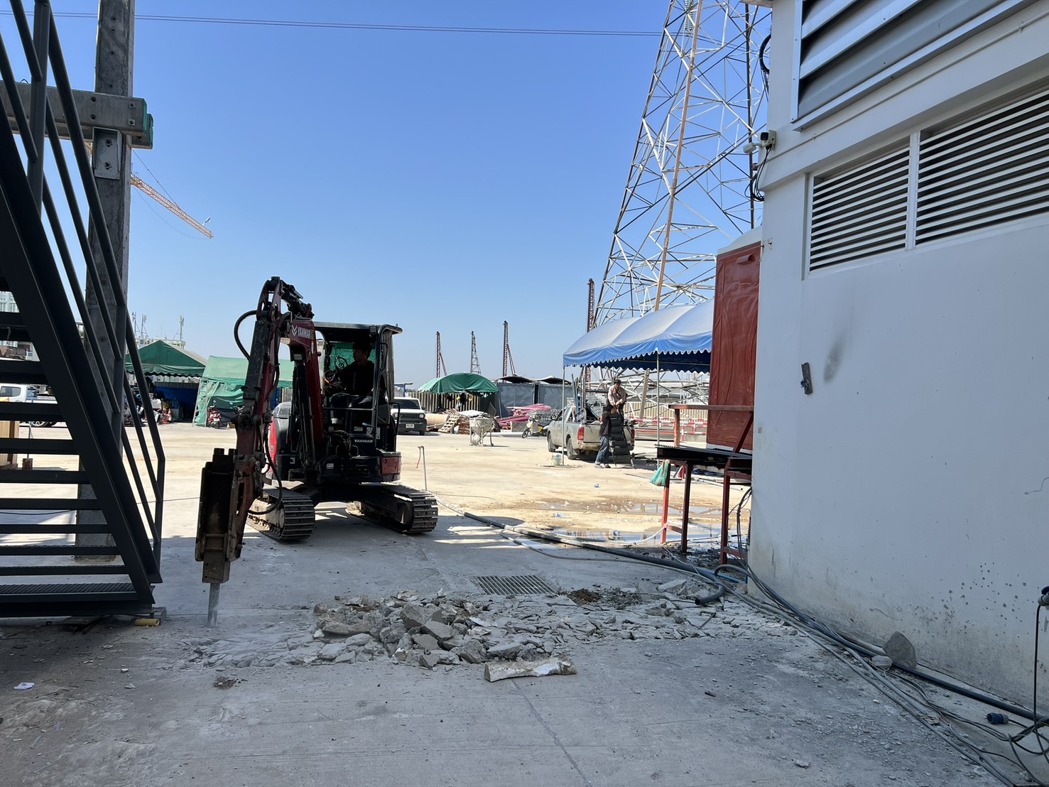 สกัดพื้นคอนกรีตภายในโรงงาน - บริษัท ส.พันล้าน การโยธาและขนส่ง จำกัด