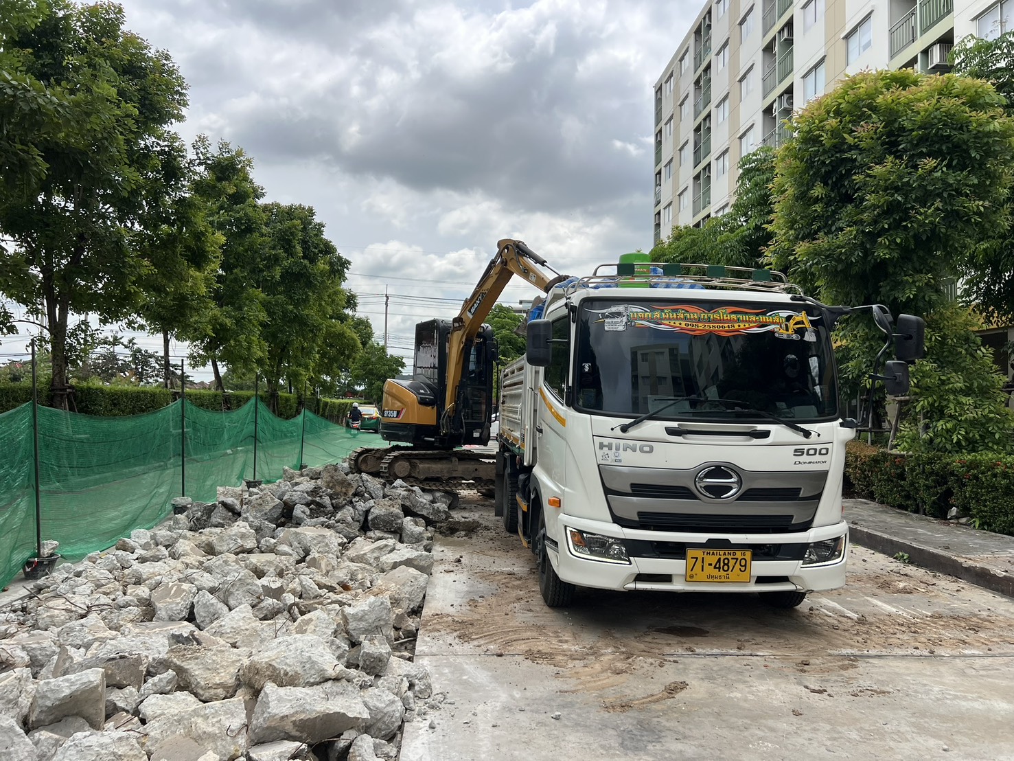 รื้อถอนพร้อมขนเศษวัสดุออกจากไซต์งาน - บริษัท ส.พันล้าน การโยธาและขนส่ง จำกัด