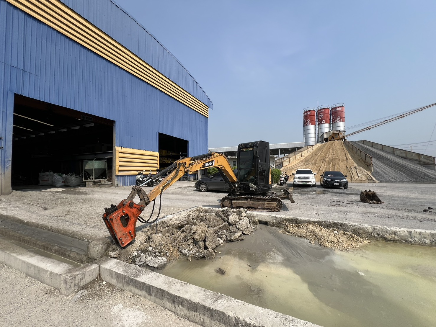สกัดขอบคอนกรีตริมบ่อโรงงาน - บริษัท ส.พันล้าน การโยธาและขนส่ง จำกัด
